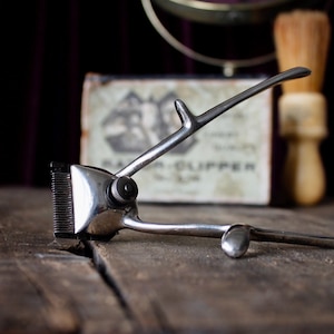 Maquinilla de afeitar de mano vintage de los años 30 con caja de cartón original Herramientas de barbería Sears Roebuck and Co Fabricadas en Alemania