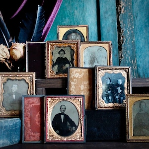 Antyczne portrety dagerotypowe, różne i oprawione, etui z aksamitną podszewką, fotografia postmortem, rodzeństwo, zdjęcia duchów