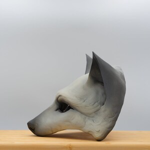 Fox mask. Máscara de zorro. Carnaval, cosplay, disfraz, halloween, decoración. Gris y negro, lobo, Black and grey, wolf Hand-painted, pintado a mano. Modelo WOLF. side view