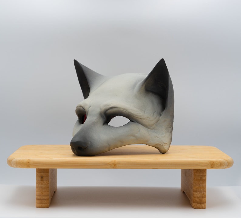 Fox mask. Máscara de zorro. Carnaval, cosplay, disfraz, halloween, decoración. Gris y negro, lobo, Black and grey, wolf Hand-painted, pintado a mano. Modelo WOLF. 3/4 view