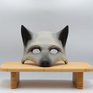 Fox mask. Máscara de zorro. Carnaval, cosplay, disfraz, halloween, decoración. Gris y negro, lobo, Black and grey, wolf Hand-painted, pintado a mano. Modelo WOLF. front view