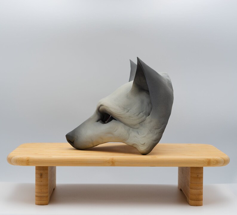 Fox mask. Máscara de zorro. Carnaval, cosplay, disfraz, halloween, decoración. Gris y negro, lobo, Black and grey, wolf Hand-painted, pintado a mano. Modelo WOLF. side view