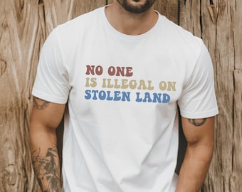 Camiseta unisex Nadie es ilegal en tierras robadas Camiseta política Camiseta de protesta Camiseta política Camiseta antirracismo Camiseta antideportación