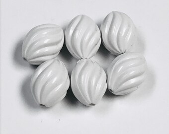 16mm 24 beads Vintage Italian Lucite Oval Beads White
