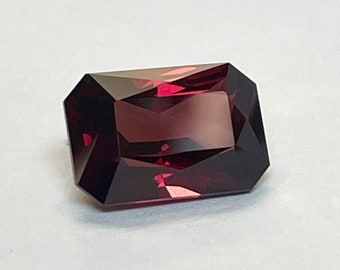 RHODOLITE Garnet Faceted Gemstone Emerald Cut  Vintage 3.99 cts 10.5x7.0mm FG400