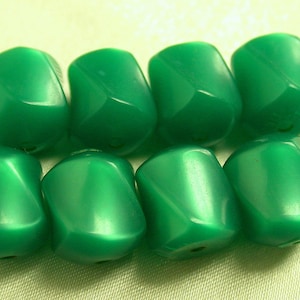 MOONGLOW Beads Emerald Green Vintage Lucite 12mm pkg6 res130