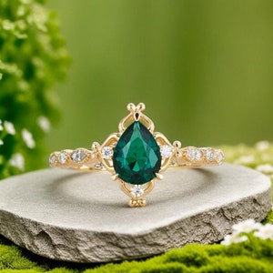 Vintage Pear Cut Emerald Engagement Ring Yellow Gold Green Gem Ring Art Deco Cluster Ring Anniversary ring Promise Rings for Women