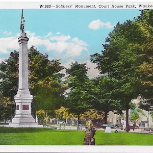 Vintage Illinois White Border Postcard Soldiers Monument Court House Park Waukeegan 1925 Excellent Condition