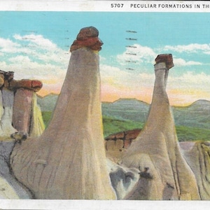 Vintage South Dakota White Border Linen Postcard Peculiar Formations in the Badlands 1930 1935 Excellent Condition