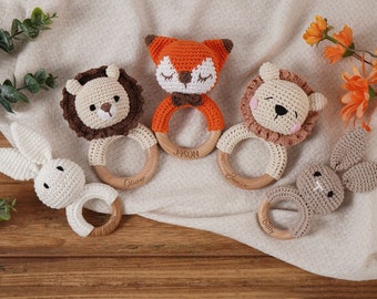 Sonajero de ganchillo personalizado con forma de animal, sonajero de madera personalizado para bebé, sonajero de ganchillo grabado con nombre para bebé, regalo para baby shower, regalo para recién nacido.