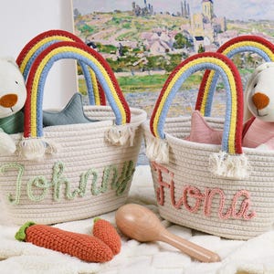 Personalisierter handgemachter Korb, Babyparty-Geschenkkorb, Regenbogen-Griffkorb mit Quasten, Seil-Baumwollbaby-Geschenkkorb, bunter Baby-Name