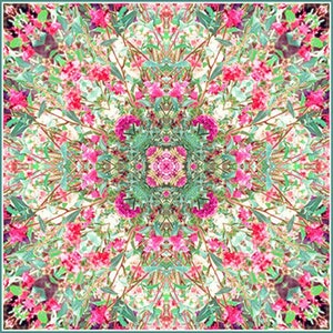Pu&ograve; includere: Un design a mandala simmetrico con fiori rosa e foglie verdi. Il design &egrave; creato utilizzando un effetto caleidoscopio, con i fiori e le foglie che si irradiano verso l'esterno dal centro.