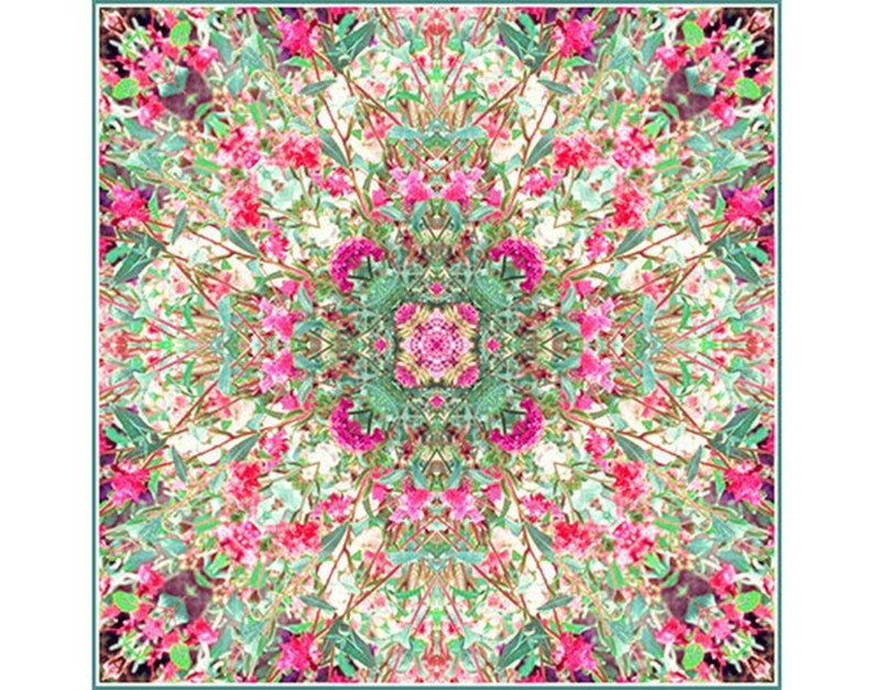 Pu&ograve; includere: Un design a mandala simmetrico con fiori rosa e foglie verdi. Il design &egrave; creato utilizzando un effetto caleidoscopio, con i fiori e le foglie che si irradiano verso l'esterno dal centro.