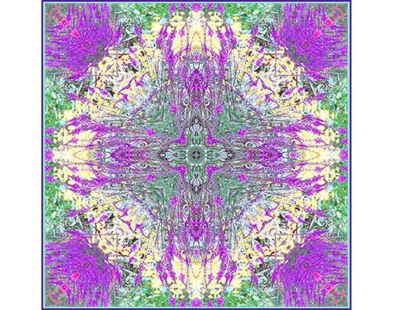Pu&ograve; includere: Un design astratto simmetrico con un motivo floreale viola e giallo con un bordo blu.