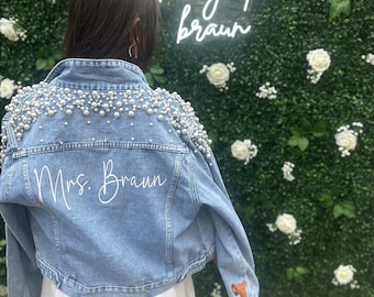 Giacca in denim personalizzata, regalo di nozze, regalo di fidanzamento, regalo per proposta di matrimonio, giacca da sposa personalizzata con perle, sposa personalizzata, nuovo cognome