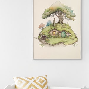 K&ouml;nnte beinhalten: Eine Aquarellillustration eines Hobbitlochs, das in einem gr&uuml;nen H&uuml;gel eingebettet ist, auf dem ein gro&szlig;er Baum w&auml;chst. Das Hobbitloch hat eine runde gr&uuml;ne T&uuml;r und ein kleines Fenster, aus dem ein Licht scheint. Die Illustration ist in einem silbernen Rahmen gerahmt.