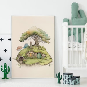 K&ouml;nnte beinhalten: Eine Aquarellillustration eines fantasievollen Hobbit-Hauses, das in einem gr&uuml;nen H&uuml;gel eingebettet ist, mit einem gro&szlig;en Baum, der aus dem Dach w&auml;chst. Das Haus hat eine runde T&uuml;r mit einer gr&uuml;nen T&uuml;r und ein kleines Fenster mit einem warmen Schein.