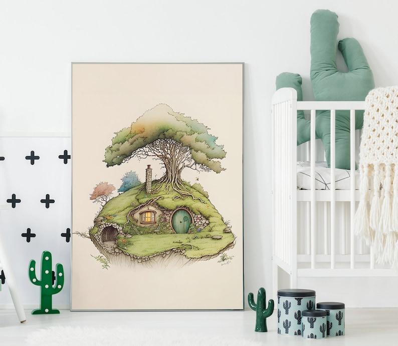 K&ouml;nnte beinhalten: Eine Aquarellillustration eines fantasievollen Hobbit-Hauses, das in einem gr&uuml;nen H&uuml;gel eingebettet ist, mit einem gro&szlig;en Baum, der aus dem Dach w&auml;chst. Das Haus hat eine runde T&uuml;r mit einer gr&uuml;nen T&uuml;r und ein kleines Fenster mit einem warmen Schein.