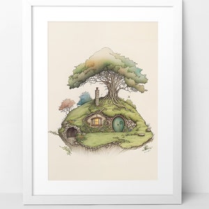 K&ouml;nnte beinhalten: Eine Aquarellillustration eines Hobbitlochs, das sich in einen gr&uuml;nen H&uuml;gel schmiegt, auf dem ein gro&szlig;er Baum w&auml;chst. Das Hobbitloch hat eine runde T&uuml;r mit einer gr&uuml;nen T&uuml;r und ein kleines Fenster, aus dem ein Licht scheint.