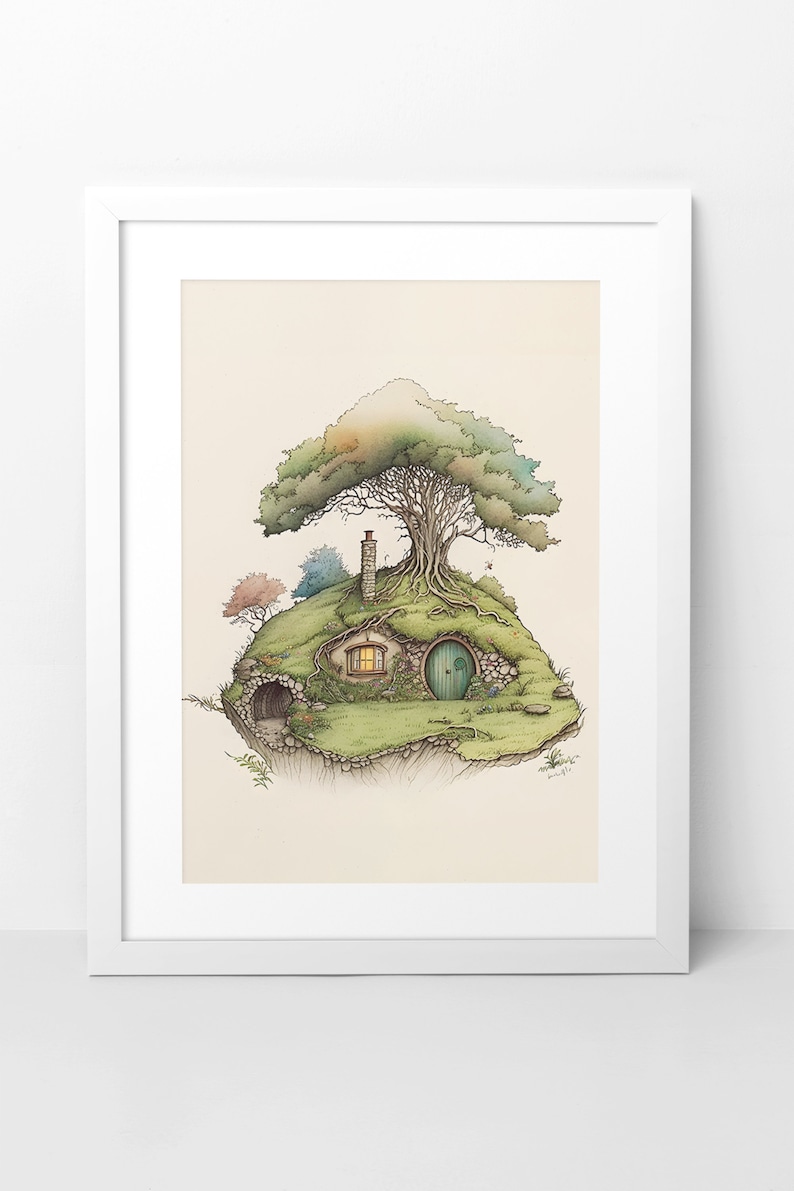 K&ouml;nnte beinhalten: Eine Aquarellillustration eines Hobbitlochs, das sich in einen gr&uuml;nen H&uuml;gel schmiegt, auf dem ein gro&szlig;er Baum w&auml;chst. Das Hobbitloch hat eine runde T&uuml;r mit einer gr&uuml;nen T&uuml;r und ein kleines Fenster, aus dem ein Licht scheint.