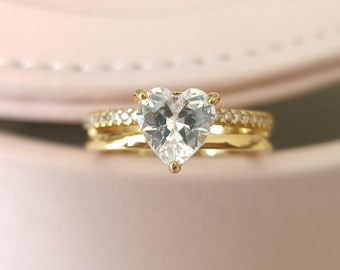 Pierścionek z podwójnym obrączką w kształcie serca z cyrkonią w kolorze złota