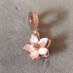 ピンクの桜の花のダングルチャーム パンドラチャームブレスレット DIYネックレスペンダント 彼女へのギフト ローズゴールドメッキチャームハンギング