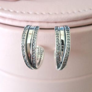 クロスオーバー パヴェ フープ イヤリング、女性用イヤリング、ファッションジュエリー、彼女へのギフト