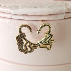 キース・ヘリング ラインアート ラブ スタッド イヤリング、女性用イヤリング、ファッションジュエリー、彼女へのギフト ゴールドメッキ (シングル)