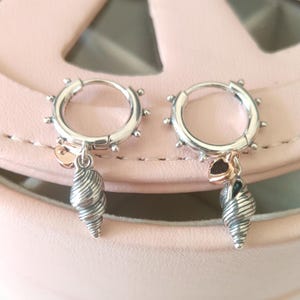 コンク＆ハートフープイヤリング、女性用イヤリング、ファッションジュエリー、彼女へのギフト