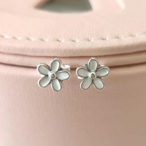 925 スターリングシルバー ホワイトエナメル デイジーフラワー スタッドピアス、女性用ピアス、ファッションジュエリー、彼女へのギフト