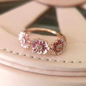ピンクのデイジーフラワーリング、女性用リング、ファッションジュエリー、彼女へのギフト、ローズゴールドメッキ
