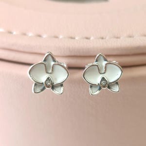 925 スターリングシルバー ホワイトエナメル マグノリア フラワー スタッド イヤリング、女性用イヤリング、ファッションジュエリー、彼女へのギフト