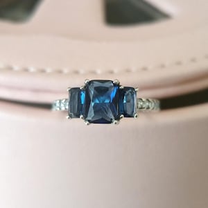ブルーの長方形の3石の輝くリング、女性用リング、ファッションジュエリー、彼女へのギフト、925スターリングシルバー