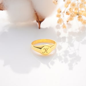 Personalized Initial Signet Ring in 14K Gold - Custom Monogram Jewelry - Dainty Vintage Style Engraved Ring for Women - Birthday Rings Gifts