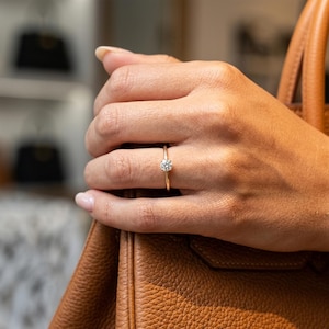 Anillo de oro macizo de 14 quilates con diamante cultivado en laboratorio, solitario de 0,50 ct con engaste biselado, anillo minimalista apilable, anillo de promesa para ella.