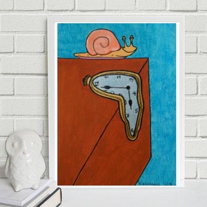 Könnte beinhalten: Ein surrealistisches Gemälde einer schmelzenden Uhr mit einer Schnecke auf einer roten und blauen Oberfläche. Die Uhr ist golden und die Schnecke ist rosa und gelb. Das Gemälde ist signiert mit "Kateryna '09".