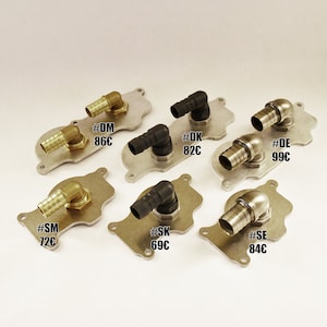 Può includere: Una collezione di raccordi metallici con connettori a gomito. Ogni raccordo è montato su una piastra color argento. L'immagine include etichette di testo come "#DM" e "#SM".