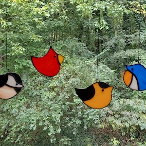 Real Stained Glass Bird Suncatchers, Various Colors, Ready to Hang, Cardinal, Bluebird, Goldfinch, Chickadee, Songbird, Bird Watcher Gift imagem 1