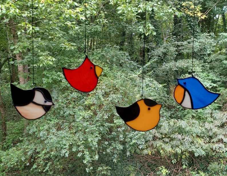 Capturadores de sol de pájaros de vidrieras reales, varios colores, listos para colgar, cardenal, pájaro azul, jilguero, carbonero, pájaro cantor, regalo de observador de aves imagen 1