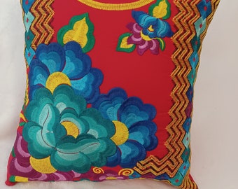 Almohada de tiro mexicana bordada roja, flores azules/aqua/púrpura, borde geométrico, para sillas, cama, sofá