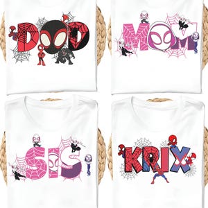 K&ouml;nnte beinhalten: Vier wei&szlig;e T-Shirts mit verschiedenen Designs. Eines zeigt "DAD" mit Spider-Man-Grafiken, ein anderes "MOM" mit Spider-Gwen, ein drittes "SIS" mit Spider-Gwen und das letzte "KRIX" mit Spider-Man-Grafiken. Alle Shirts haben einen Rundhalsausschnitt.