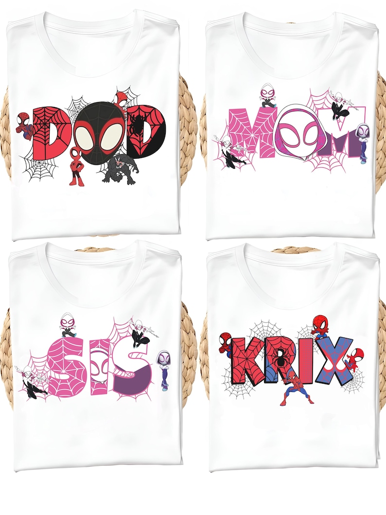 K&ouml;nnte beinhalten: Vier wei&szlig;e T-Shirts mit verschiedenen Designs. Eines zeigt "DAD" mit Spider-Man-Grafiken, ein anderes "MOM" mit Spider-Gwen, ein drittes "SIS" mit Spider-Gwen und das letzte "KRIX" mit Spider-Man-Grafiken. Alle Shirts haben einen Rundhalsausschnitt.