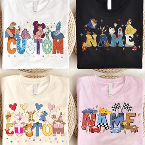 K&ouml;nnte beinhalten: Vier T-Shirts mit Zeichentrickfiguren-Designs. Ein wei&szlig;es Shirt hat das Wort "CUSTOM" mit Figuren aus Hercules. Ein schwarzes Shirt hat das Wort "NAME" mit Figuren aus Die Sch&ouml;ne und das Biest. Ein beiges Shirt hat "CUSTOM" mit Winnie-Puuh-Figuren. Ein rosa Shirt hat "NAME" mit Rennwagen-Figuren.