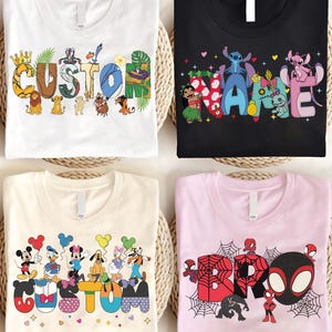 K&ouml;nnte beinhalten: Vier T-Shirts mit individuellen Designs. Ein wei&szlig;es T-Shirt zeigt ein "CUSTOM"-Design mit L&ouml;wen. Ein schwarzes T-Shirt hat ein "NAME"-Design mit Stitch-Charakteren. Ein cremefarbenes T-Shirt zeigt ein "CUSTOM"-Design im Disney-Stil. Ein rosa T-Shirt zeigt ein "BRO"-Design mit Spider-Man.