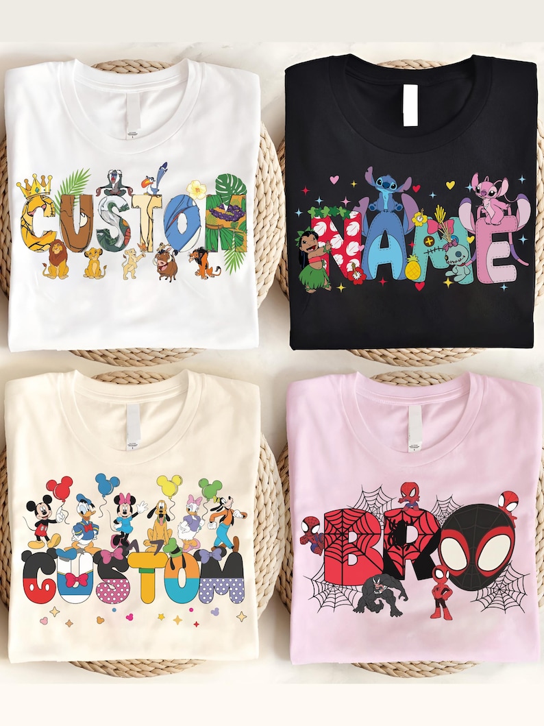 K&ouml;nnte beinhalten: Vier T-Shirts mit individuellen Designs. Ein wei&szlig;es T-Shirt zeigt ein "CUSTOM"-Design mit L&ouml;wen. Ein schwarzes T-Shirt hat ein "NAME"-Design mit Stitch-Charakteren. Ein cremefarbenes T-Shirt zeigt ein "CUSTOM"-Design im Disney-Stil. Ein rosa T-Shirt zeigt ein "BRO"-Design mit Spider-Man.