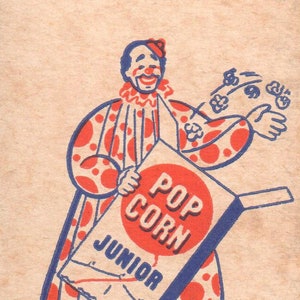 Puede incluir: Ilustración vintage de un payaso sosteniendo una caja de palomitas de maíz. El payaso viste un traje de lunares rojos y blancos con detalles azules. La caja de palomitas dice "POP CORN JUNIOR" en rojo y blanco.