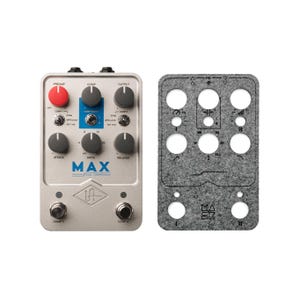 Pode incluir: Um pedal prateado com o texto "MAX Preamp/Dual Compressor" e botões rotulados como "Preamp", "Comp", "Output", "Attack", "Ratio" e "Release". O pedal tem dois interruptores de pedal rotulados como "Comp 1" e "Comp 2".