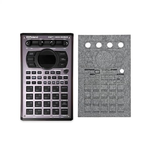 Könnte beinhalten: Ein Roland SP-404MKII Sampler mit einer grauen Filzhülle. Der Sampler ist dunkelgrau mit schwarzen Knöpfen und Reglern. Die Filzhülle ist grau mit Aussparungen für die Knöpfe und Bedienelemente. Der Text "Roland" und "SP-404MKII" sind sichtbar.