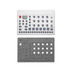 Può includere: Un campionatore di musica elettronica bianco con numerosi pulsanti, manopole e un piccolo schermo. Sotto c'è una copertura in feltro grigio con ritagli per i controlli. Il campionatore ha il testo "Model Samples" e "Elektron".