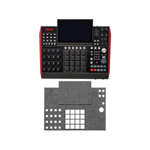 Puede incluir: Un centro de producción musical AKAI MPC rojo y negro con una pantalla grande y numerosos botones y almohadillas. Debajo, una plantilla de espuma gris con recortes. El logotipo de AKAI es visible en la parte superior izquierda.